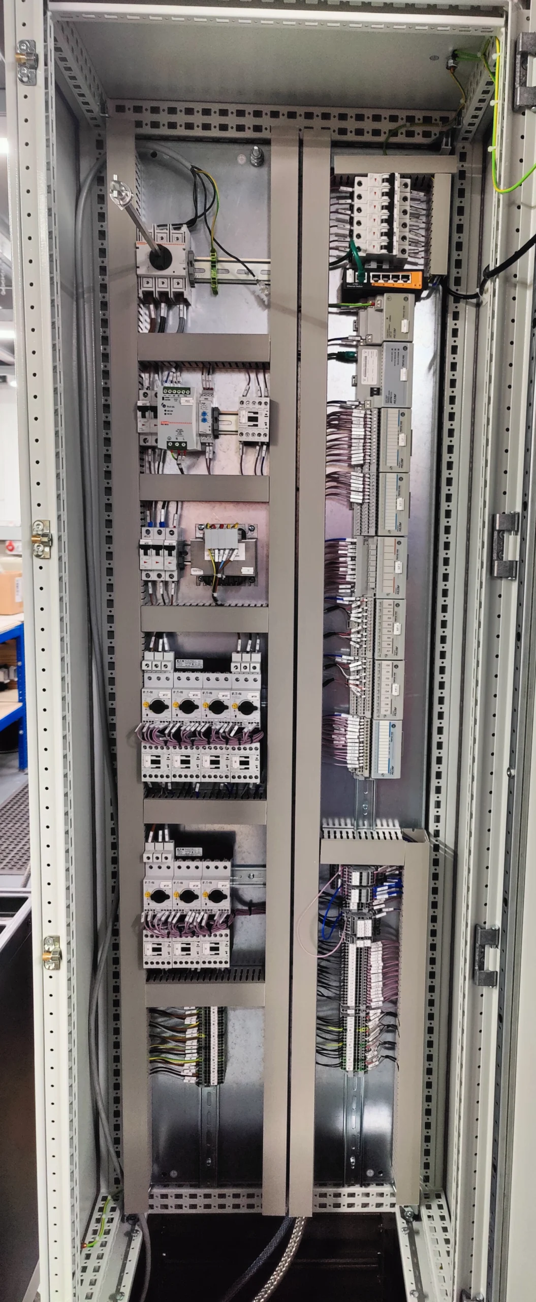 floor standing control panel interior using smartwire cabling
